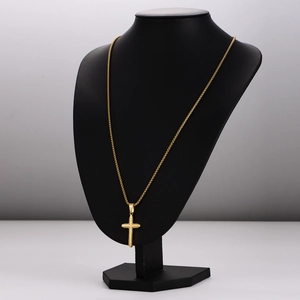Collier minimaliste avec croix dorée en acier inoxydable pour homme sur buste