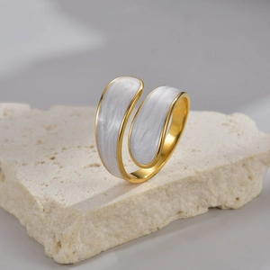 Minimalistischer doppellagiger Goldring mit Marmorinlay auf Steindisplay