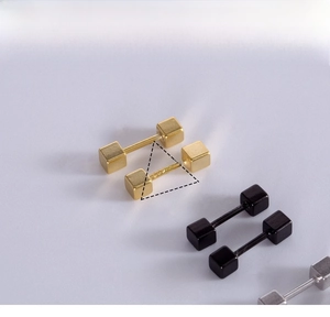 Détail de boucles d'oreilles cube en argent sterling S925 en doré, noir et argenté