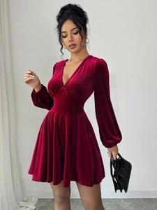 Robe courte rétro en velours bordeaux avec col en V, manches lanternes et coupe trapèze ajustée