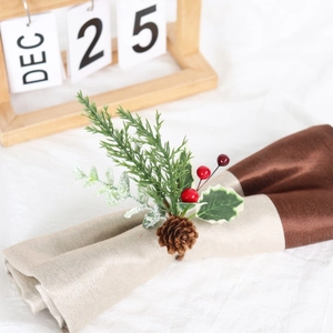 Rond de serviette de Noël avec aiguilles de pin, pommes de pin naturelles et baies rouges décor