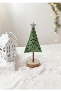 Détail du sapin de Noël en feutre vert avec étoile argentée sur socle en bois