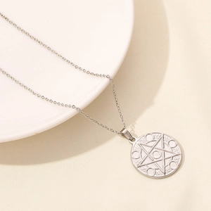 Macro del medaglione celeste in argento con stella su una sottile catena a O