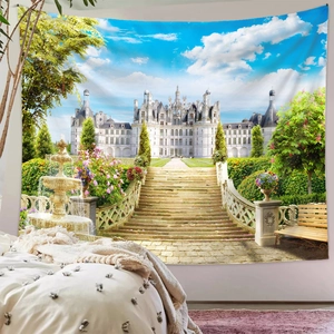 Detailansicht eines Wandteppichs mit europäischem Schloss an einer weißen Wand