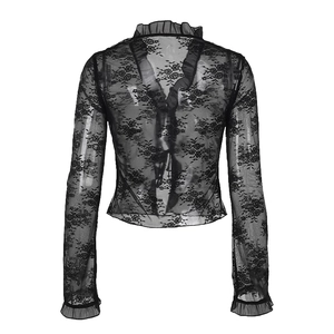 Détail d'un haut noir en dentelle à manches longues avec motifs roses et volants