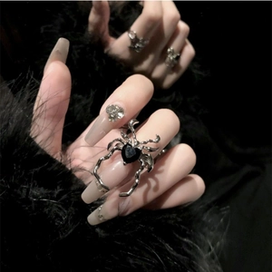 Gothic zilveren spinnenvormige ringenset met hartvormige zwarte edelsteen