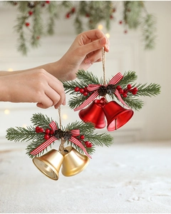 Detailaufnahme der festlichen Weihnachtsglocken mit Tannenzapfen und gestreiften Schleifen