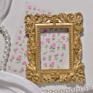 Adesivi per unghie 3D in rilievo con rose rosa, foglie verdi e fiocchi dorati