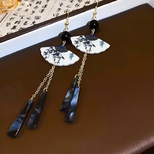 Boucles d'oreilles chinoises élégantes en forme d'éventail avec motif bambou bleu pour femme