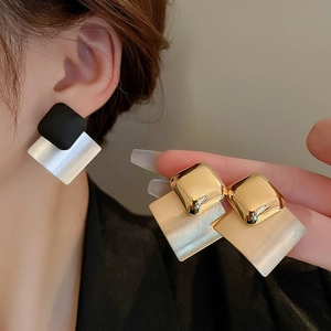 Orecchini a perno geometrici quadrati minimalisti con finiture in oro e argento opaco
