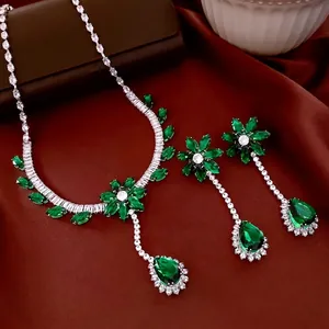 Parure de bijoux luxueuse avec fleurs en zircon vert et collier argenté sur soie