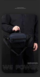 Détail du sac de poitrine tactique bleu marine avec fermeture éclair noire pour hommes