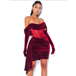 Robe moulante élégante en velours bordeaux avec gants longs assortis pour les fêtes