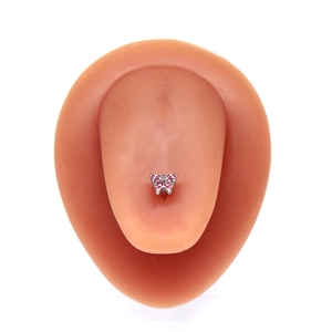 Vue détaillée du piercing de langue papillon argenté avec pierres roses sur modèle