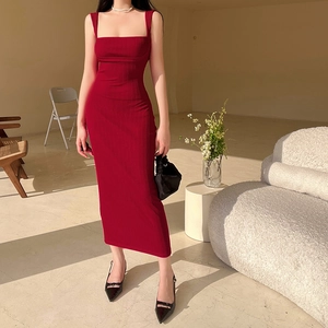 Detalle del vestido midi de punto burdeos con escote cuadrado y tirantes finos