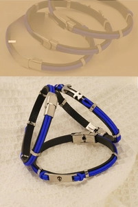 Détail du bracelet en cuir tressé bleu et noir avec fermoir en acier gravé d'ancre