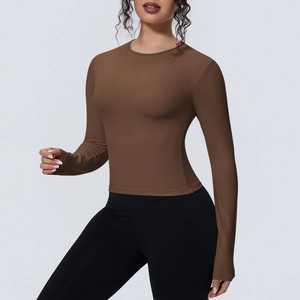 Détail du t-shirt de sport marron à manches longues en tissu respirant et mat amincissant