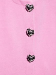 Dettaglio cardigan in maglia rosa con bottoni argentati a forma di cuore e trama a sbalzo