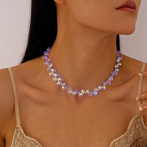 Nahaufnahme einer violetten facettierten Kristall-Choker-Halskette an einem Hals