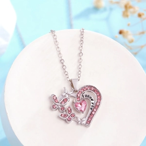 Collier cœur argenté avec cristaux roses et gravure I Love You sur socle blanc