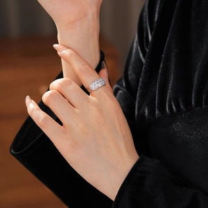 Detailaufnahme eines silbernen Zirkonia-Rings im Palaststil, getragen an der Hand