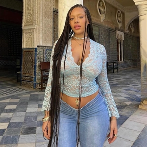 Top aderente in pizzo azzurro con scollo a V e maniche a campana indossato dalla modella