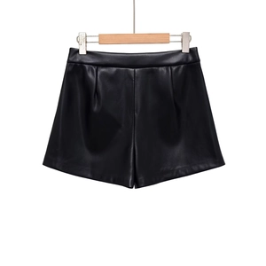 Pantalones cortos de cuero PU negro de cintura alta con abertura sobre fondo blanco