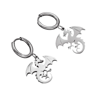Vue détaillée des boucles d'oreilles dragon gothique argenté avec textures d'ailes et écailles