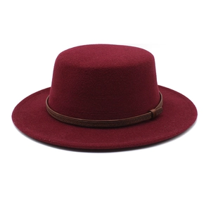 Détail du chapeau canotier en laine bordeaux avec ruban marron et bord plat élégant