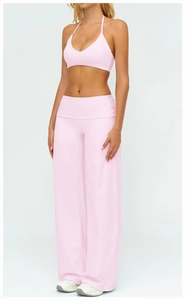 Détail du pantalon de yoga rose à taille haute et jambes larges avec brassière assortie