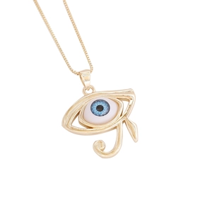 Détail du pendentif Œil d'Horus plaqué or 18 carats avec pupille bleue sur chaîne box