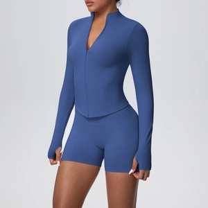 Veste de yoga bleue à manches longues avec passe-pouces et short de sport assorti