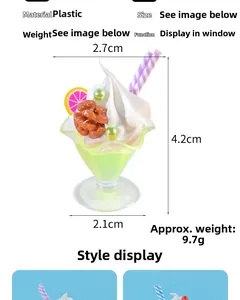 Dettaglio macro di un modello di gelato artificiale con fetta di lime e cannuccia