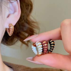 Détail de boucles d'oreilles rayées en émail plaqué or 18 carats en quatre couleurs assorties