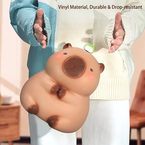 Tirelire Capybara mignonne en vinyle avec petite grenouille tenue par une main