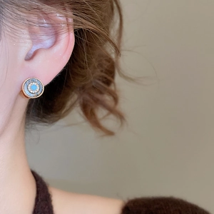 Nahaufnahme von 18K vergoldetem Ohrring mit schwarzem Muschelkern und Zirkon auf Model