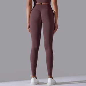 Detailansicht der nahtlosen High-Waist-Yogahose in Dunkellila mit Push-Up-Effekt am Gesäß