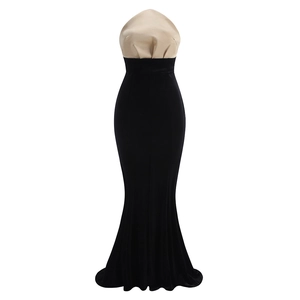 Détail d'une robe de soirée en velours noir avec cuir et coupe sirène à taille haute