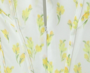 Dettaglio della cerniera invisibile su abito in chiffon a fiori gialli