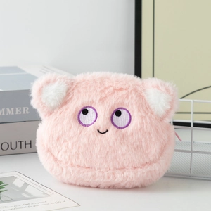 Dettaglio del portamonete in peluche rosa con ricamo a forma di orso e cerniera zip