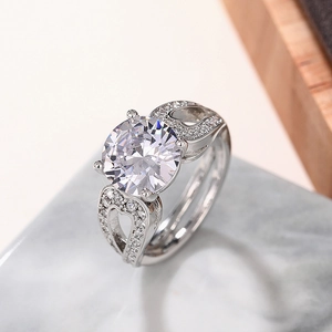 Vue rapprochée de la bague en zircon avec motifs de cœur évidés et serti à griffes