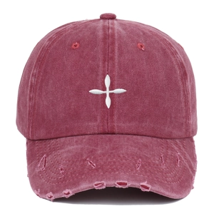 Casquette de baseball vintage délavée bordeaux avec broderie croix blanche usée