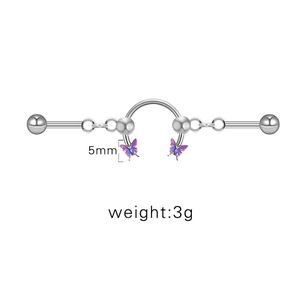Nahaufnahme des lila Schmetterlingssteckers mit 5mm Breite und 3g Gewichtsangaben