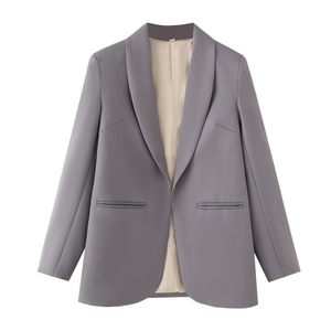 Détail du col châle et de la doublure beige lisse du blazer violet pour femme