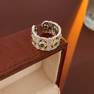 Dettaglio dell'anello vintage regolabile con pietra verde e finitura bicolore