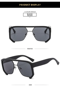 Détail macro de lunettes de soleil carrées noires avec accents métalliques argentés
