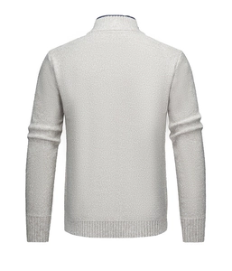 Detailansicht der Rückseite der hellgrauen Strickjacke mit gerippten Bündchen und Saum