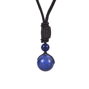 Détail du pendentif en pierre de lapis-lazuli bleue avec cordon tressé brun et nœuds