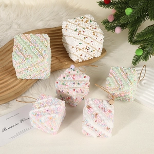 Set aus macaronfarbenen Schaumstoff-Geschenkboxen als Weihnachtsbaumschmuck mit Band