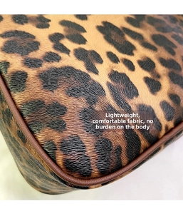 Gros plan d'un sac à main imprimé léopard avec détails de passepoil en similicuir marron